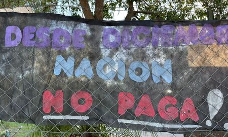 Ya no sabemos que puerta tocar; el relato de las familias de los chicos que asisten a Un Mundo Especial. Ya no sabemos que puerta tocar; el relato de las familias de los chicos que asisten a Un Mundo Especial.
