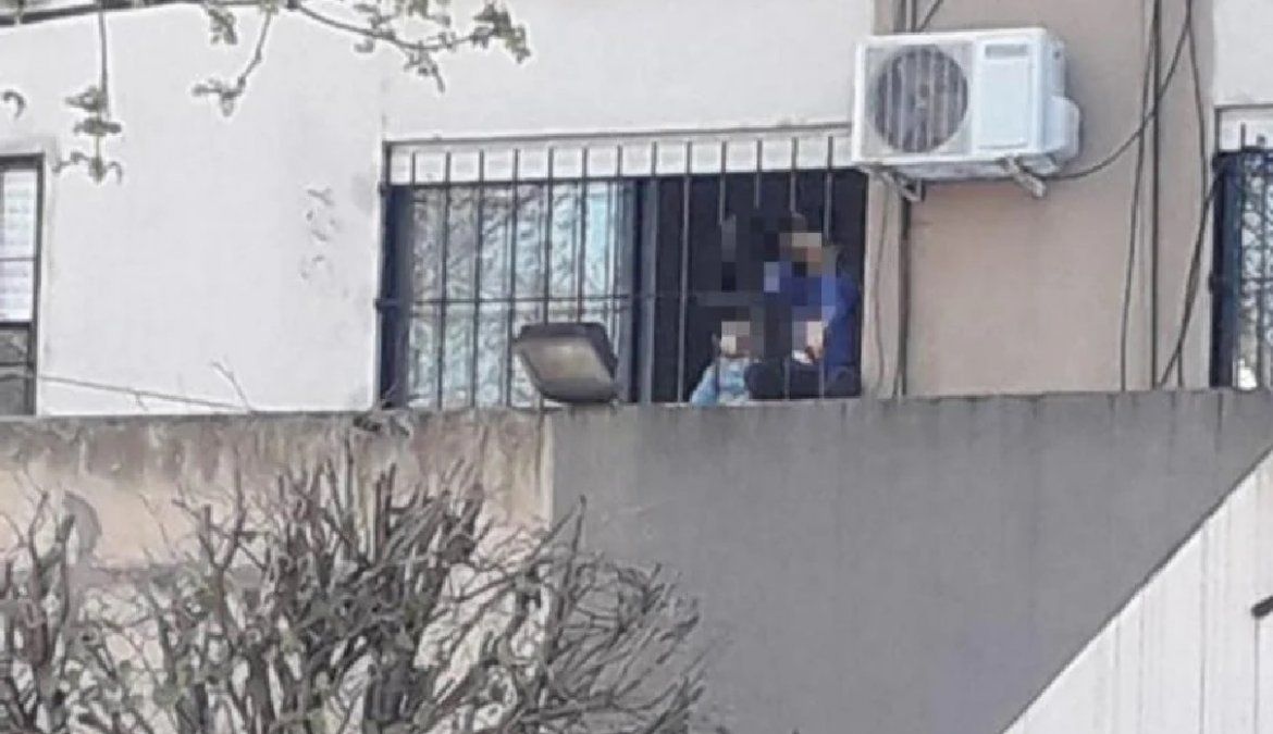 Rescataron a tres hermanitos que estaban abandonados en una casa de La Plata: Los vecinos les tiraban comida por la ventana