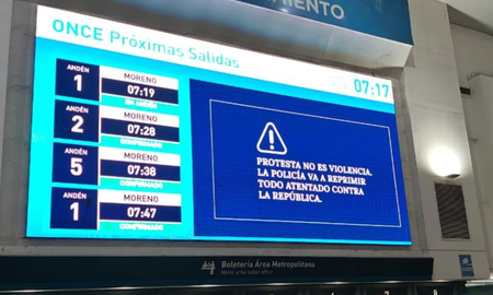 El Gobierno usó las estaciones de tren para advertir sobre la represión en la marcha de jubilados El Gobierno usó las estaciones de tren para advertir sobre la represión en la marcha de jubilados