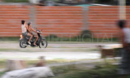 Una hora después de la protesta de los vecinos del martes por la tarde, dos jóvenes pasaron disparando al aire para amedrentar a los habitantes del barrio. Una hora después de la protesta de los vecinos del martes por la tarde, dos jóvenes pasaron disparando al aire para amedrentar a los habitantes del barrio.