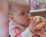 una bebe come un helado por primera vez y su inesperada reaccion se vuelve viral una bebe come un helado por primera vez y su inesperada reaccion se vuelve viral