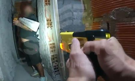 El momento en que el efectivo le disparaba al agresor con una pistola taser. El momento en que el efectivo le disparaba al agresor con una pistola taser.