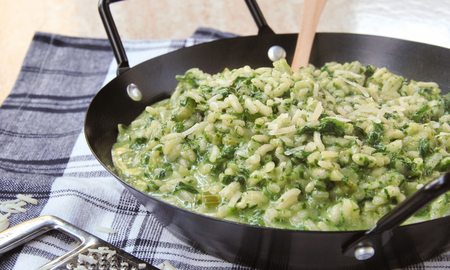 Cómo hacer risotto de pollo y espinacas súper fácil: la receta más simple y rápida para preparar en casa Cómo hacer risotto de pollo y espinacas súper fácil: la receta más simple y rápida para preparar en casa