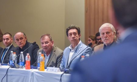 El presidente del club Colón, José Vignatti, junto al vicepresidente tercero Horacio Darrás, y otros directivos. El presidente del club Colón, José Vignatti, junto al vicepresidente tercero Horacio Darrás, y otros directivos.