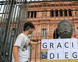 Tras la muerte del diez, la Casa Rosada comenzó a recibir pancartas y carteles.&nbsp;