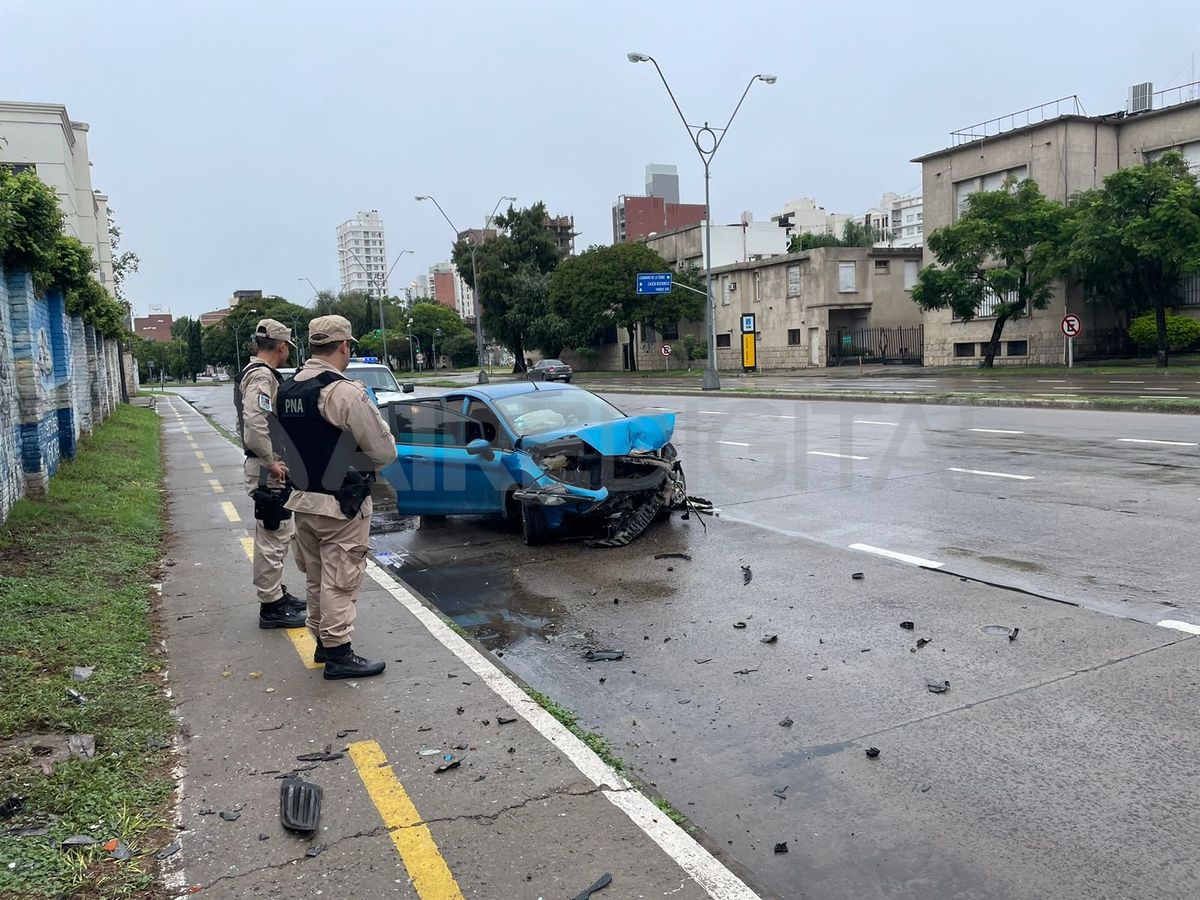 El auto impactó contra un muro en la Avenida 27 de Febrero. El auto impactó contra un muro en la Avenida 27 de Febrero.