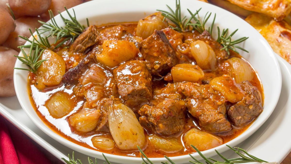 El stifado de carne es una plato tradicional de Grecia. El stifado de carne es una plato tradicional de Grecia.