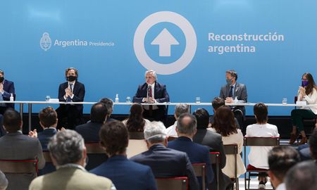 El presidente Alberto Fernández anunció este miércoles, desde Casa Rosada, la construcción de 300 Centros de Desarrollo Infantil, que requerirá una inversión de 7.991 millones de pesos, y beneficiará a 28.800 chicos de las poblaciones más vulnerables de todo el país, en el marco de la Red de Infraestructura del Cuidado. El presidente Alberto Fernández anunció este miércoles, desde Casa Rosada, la construcción de 300 Centros de Desarrollo Infantil, que requerirá una inversión de 7.991 millones de pesos, y beneficiará a 28.800 chicos de las poblaciones más vulnerables de todo el país, en el marco de la Red de Infraestructura del Cuidado.