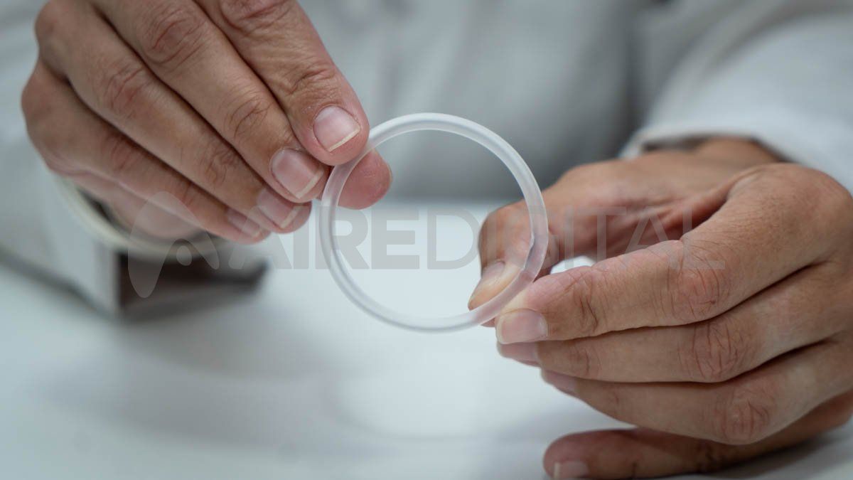 Los anillos vaginales son otra opción anticonceptiva. Se trata de un anillo flexible de silicona que libera de forma gradual estrógeno y progestina.