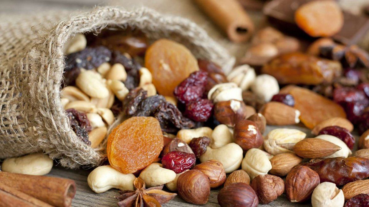 Además de la alimentación, es importante hacer ejercicio físico de forma regular, descansar adecuadamente y tomar sol de forma segura. 