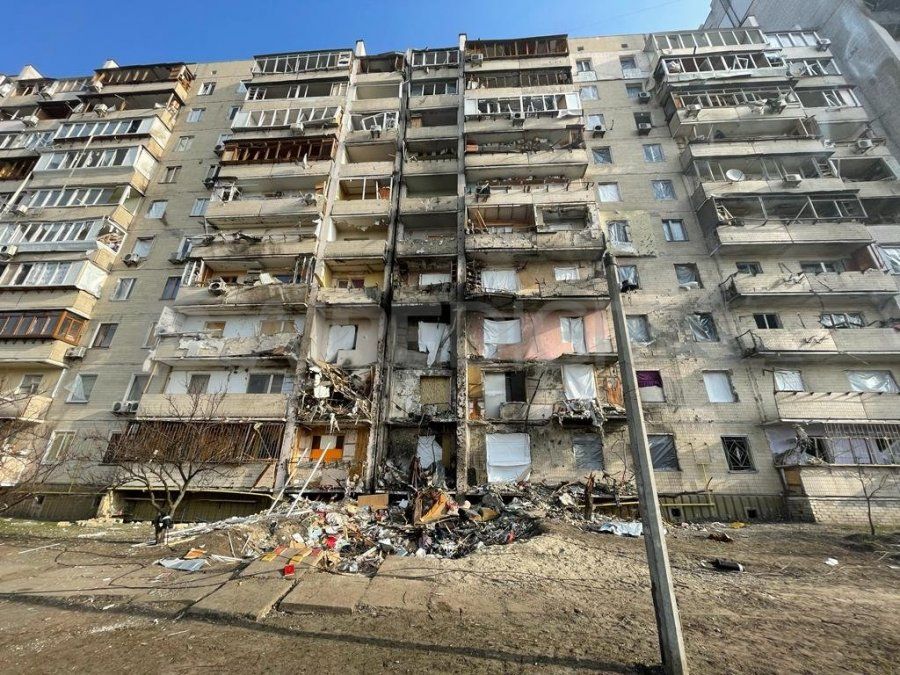 El ataque con misiles a este complejo de edificios de los suburbios de Kiev dejó una persona muerta y 50 heridos, de acuerdo a una primera estimación del gobierno ucraniano.