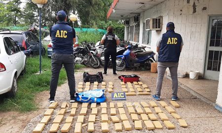 Más de 70 kilos de marihuana fueron secuestrados este jueves tras una persecución que comenzó en el centro de la ciudad y culminó en Barrio Villa del Parque. Además, dos sujetos fueron detenidos. Más de 70 kilos de marihuana fueron secuestrados este jueves tras una persecución que comenzó en el centro de la ciudad y culminó en Barrio Villa del Parque. Además, dos sujetos fueron detenidos.