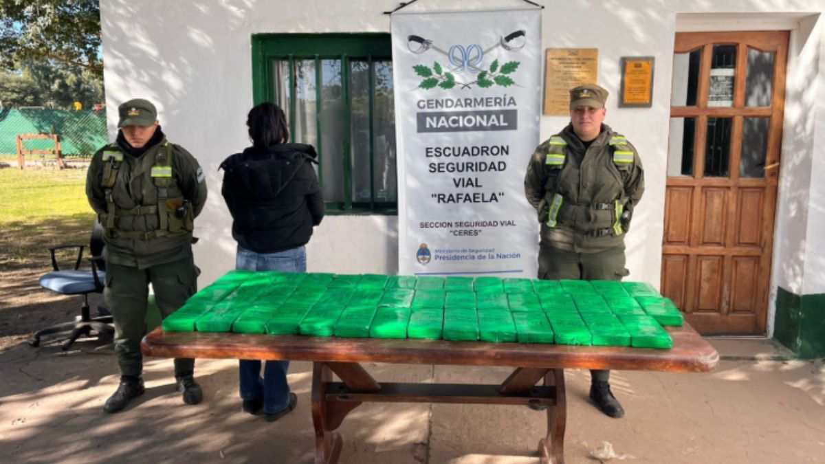 Gendarmería descubrió droga oculta en asaderas y entre mantas durante un control a un colectivo que iba desde Salta hacia Buenos Aires. Gendarmería descubrió droga oculta en asaderas y entre mantas durante un control a un colectivo que iba desde Salta hacia Buenos Aires.