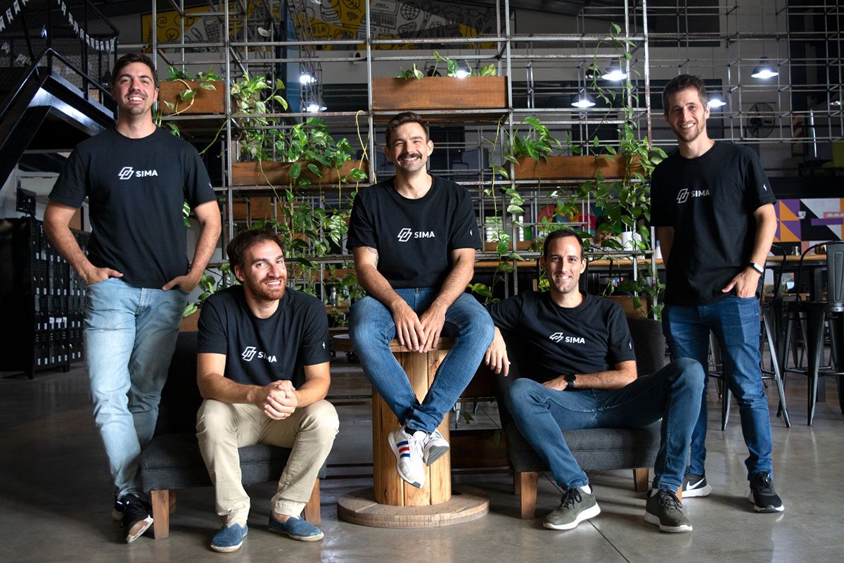 Los socios de SIMA tienen entre 34 y 38 años y se reúnen cada tres meses en Argentina o en Brasil. Desde 2018, la aplicación es su medio de vida. Los socios de SIMA tienen entre 34 y 38 años y se reúnen cada tres meses en Argentina o en Brasil. Desde 2018, la aplicación es su medio de vida.