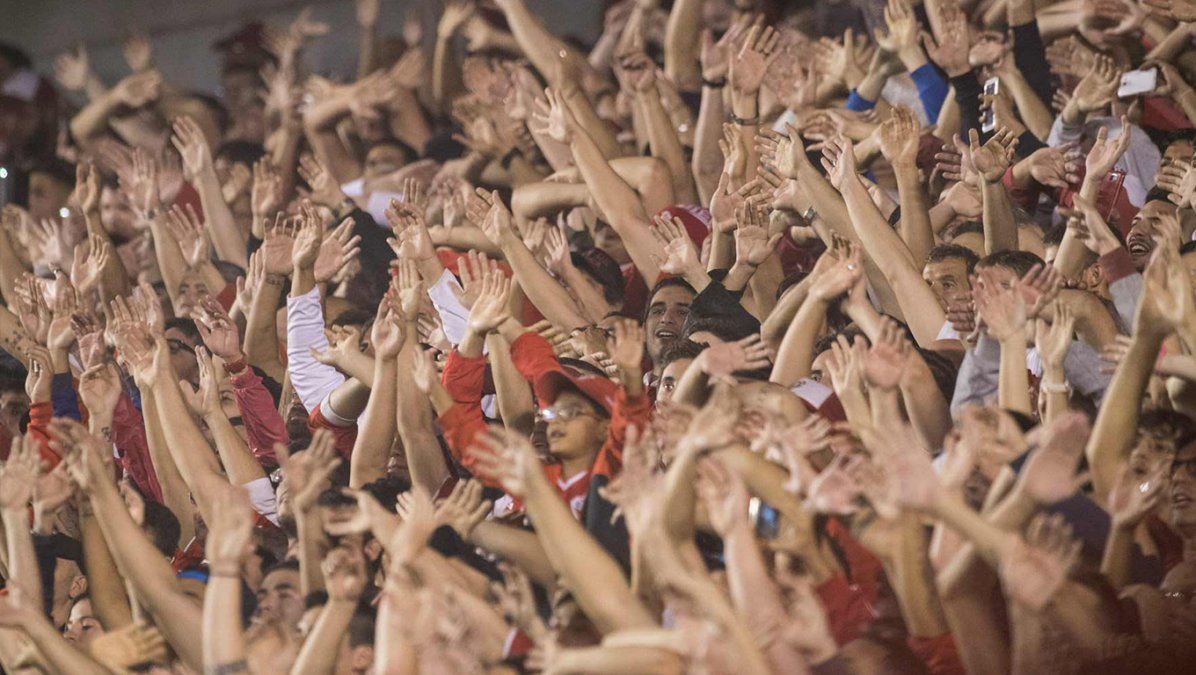 Las autoridades provinciales y representantes de clubes acordaron el ingreso de banderas en los estadios de la provincia.