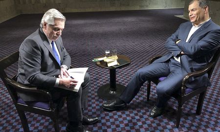 El presidente electo Alberto Fernández durante la entrevista en programa Conversando con Correa, que conduce el ex presidente ecuatoriano Rafael Correa en la emisora para Rusia Today. El presidente electo Alberto Fernández durante la entrevista en programa Conversando con Correa, que conduce el ex presidente ecuatoriano Rafael Correa en la emisora para Rusia Today.