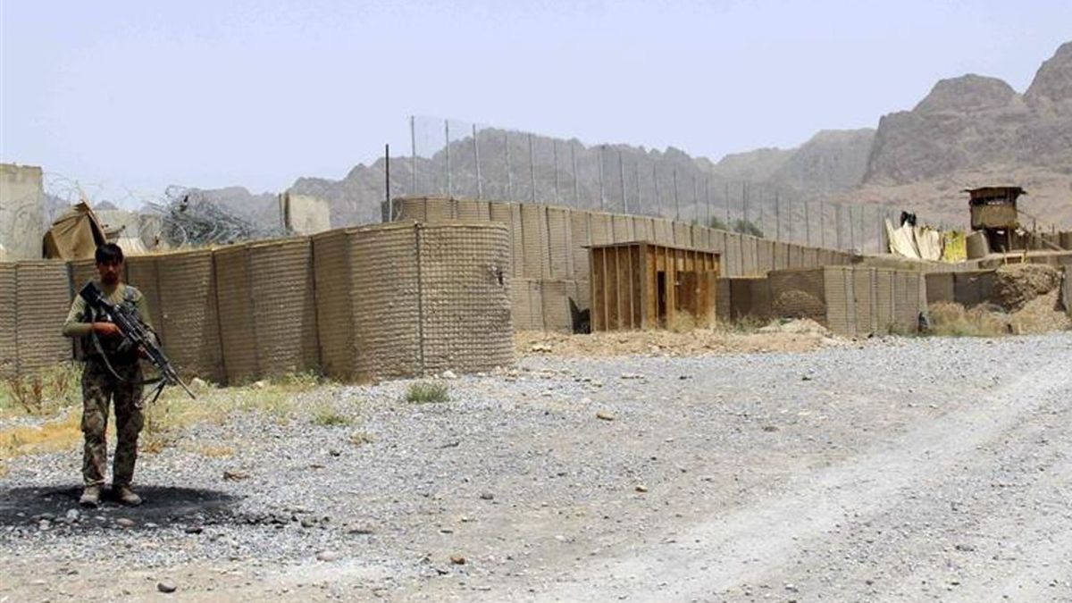 Talibanes atacaron una base afgana este domingo.