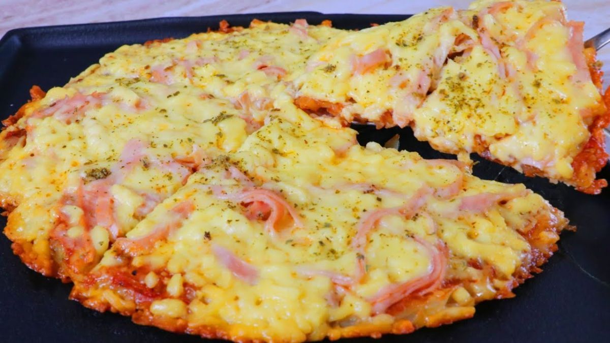La receta de pizza de papa rallada que no lleva harina ni levadura.