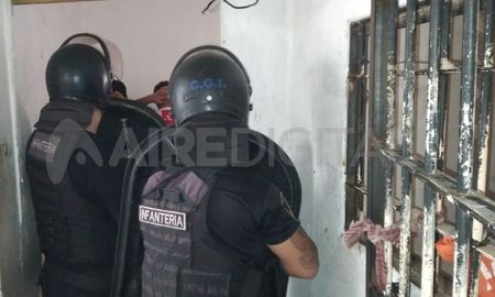 La Policía frustró el intento de fuga de nueve presos alojados en la Comisaría 27 de barrio La Esmeralda. La Policía frustró el intento de fuga de nueve presos alojados en la Comisaría 27 de barrio La Esmeralda.