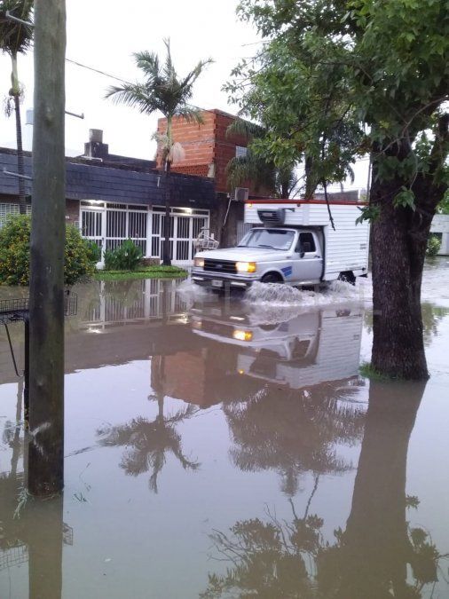 Las calles quedaron bajo agua en la zona de la intersección de 9 d e Julio y Alberti.