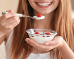 Los probióticos del yogur fortalecen la microbiota intestinal y mejoran la respuesta del sistema inmune. Los probióticos del yogur fortalecen la microbiota intestinal y mejoran la respuesta del sistema inmune.