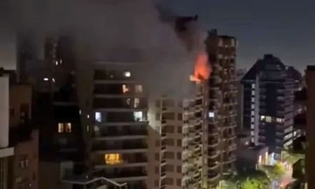 Las víctimas se arrojan al vacío desde un piso 12, mientras que el joven restante resultó con heridas leves después de bajar al piso 11 por el balcón. Las víctimas se arrojan al vacío desde un piso 12, mientras que el joven restante resultó con heridas leves después de bajar al piso 11 por el balcón.