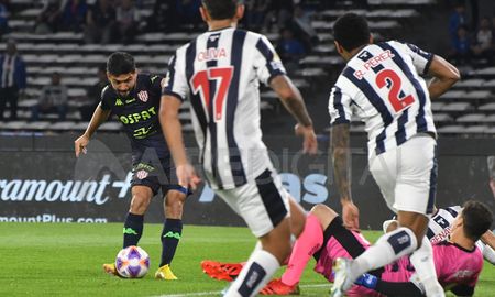 Unión igualó con Talleres, ya no le quedan partidos pendientes y cerrará el campeonato de la Liga Profesional el sábado, cuando reciba a Central Córdoba de Santiago del Estero. Unión igualó con Talleres, ya no le quedan partidos pendientes y cerrará el campeonato de la Liga Profesional el sábado, cuando reciba a Central Córdoba de Santiago del Estero.