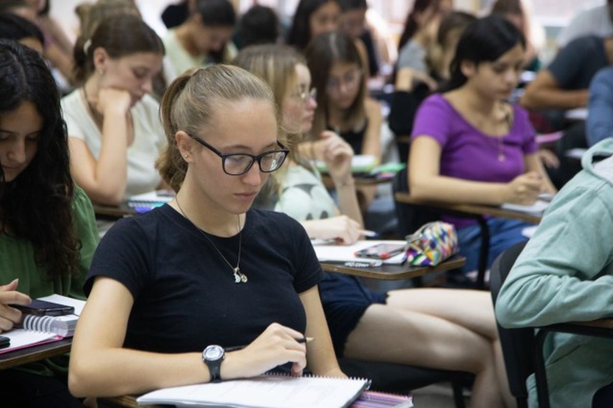 En total, son cinco tipos de becas que ofrece UNL. En total, son cinco tipos de becas que ofrece UNL.