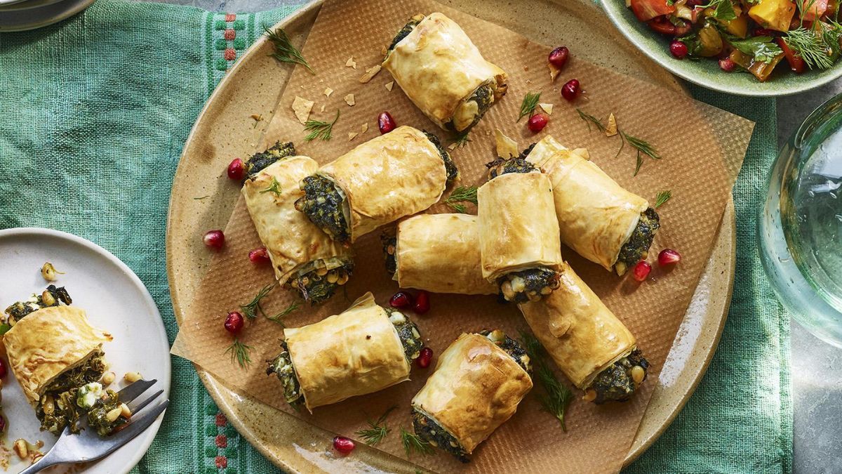 El borek turco de espinaca y queso es una especie de empanada, hecha con finas capas de masa filo.