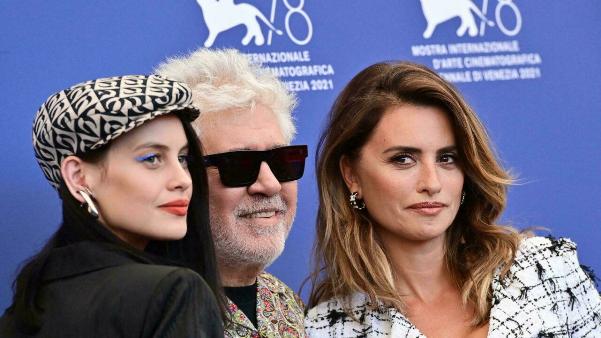 Penélope Cruz junto a Milena Smit y Pedro Almodovar.