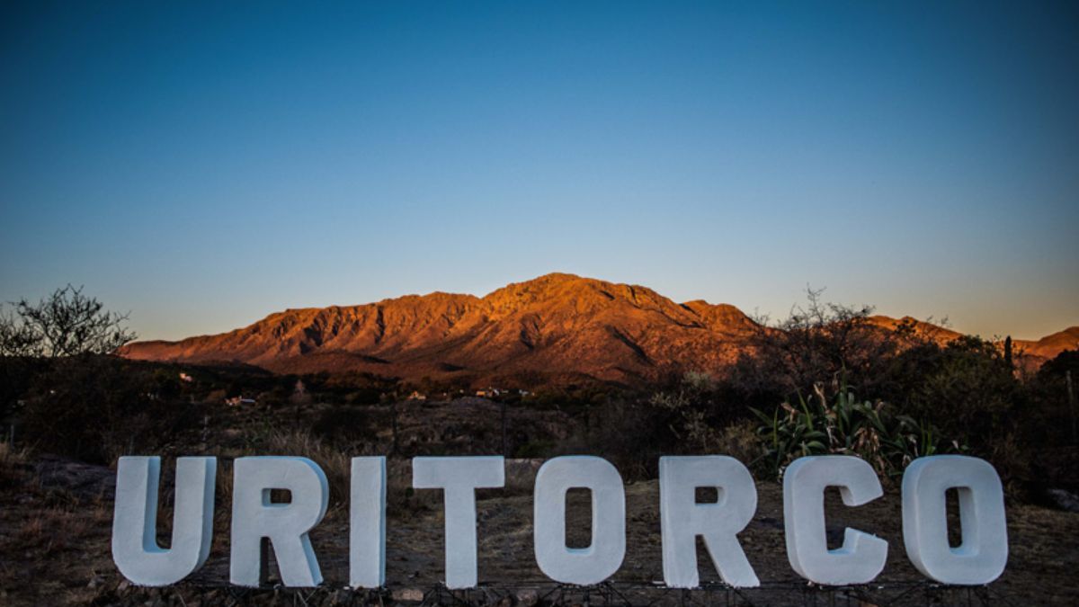 El Cerro Uritorco, con 1.980 metros de altura, es el cerro más alto de las Sierras Chicas. El Cerro Uritorco, con 1.980 metros de altura, es el cerro más alto de las Sierras Chicas.