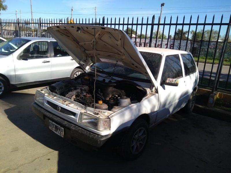 Le robaron la batería, una rueda auxiliar y el estéreo en la playa del hospital de Niños