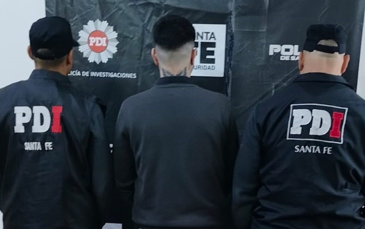 Alexis Guarda se entregó el pasado martes en sede de la Policía de Investigaciones tras estar un año y medio prófugo de la Justicia. Alexis Guarda se entregó el pasado martes en sede de la Policía de Investigaciones tras estar un año y medio prófugo de la Justicia.