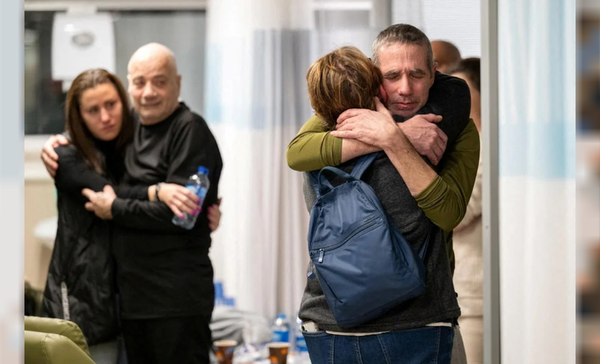 Louis Har (70) y Fernando Simon Marman (60) son los rehenes recuperados por la fuerzas israelíes. Imagen del reencuentro con sus seres queridos en el Centro Médico Sheba. Fuerzas de Defensa de Israel/Handout via Reuters Louis Har (70) y Fernando Simon Marman (60) son los rehenes recuperados por la fuerzas israelíes. Imagen del reencuentro con sus seres queridos en el Centro Médico Sheba. Fuerzas de Defensa de Israel/Handout via Reuters