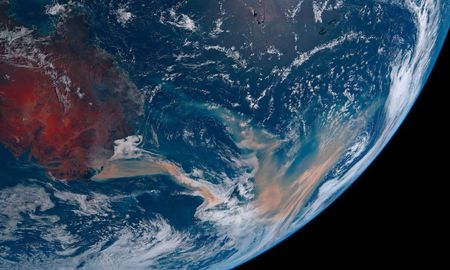 Una imagen tomada recientemente por el satélite Himawari 8 muestra cómo la columna de humo de los incendios se desprende de Australia y viaja a través del océano Pacífico. Una imagen tomada recientemente por el satélite Himawari 8 muestra cómo la columna de humo de los incendios se desprende de Australia y viaja a través del océano Pacífico.