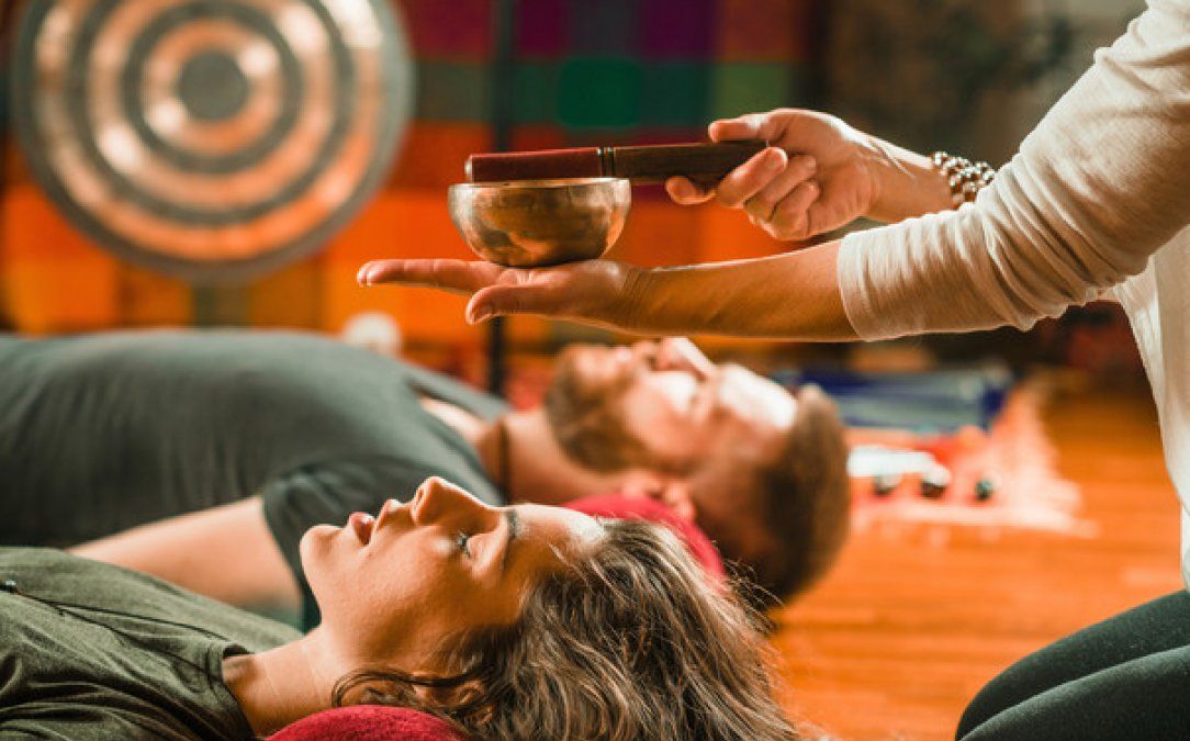 La terapia con cuencos tibetanos es una mezcla de la meditación con melodías que ayudan a estabilizar las ondas energéticas.