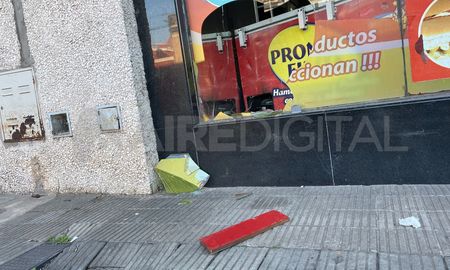 Los delincuentes ingresaron al local comercial rompiendo un vidrio lateral. Los delincuentes ingresaron al local comercial rompiendo un vidrio lateral.