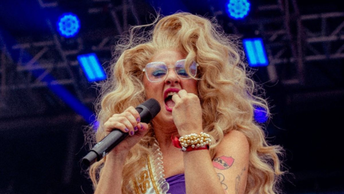 Marilina Bertoldi personificó a Miss Cosquín en un show cargado de contenido político.