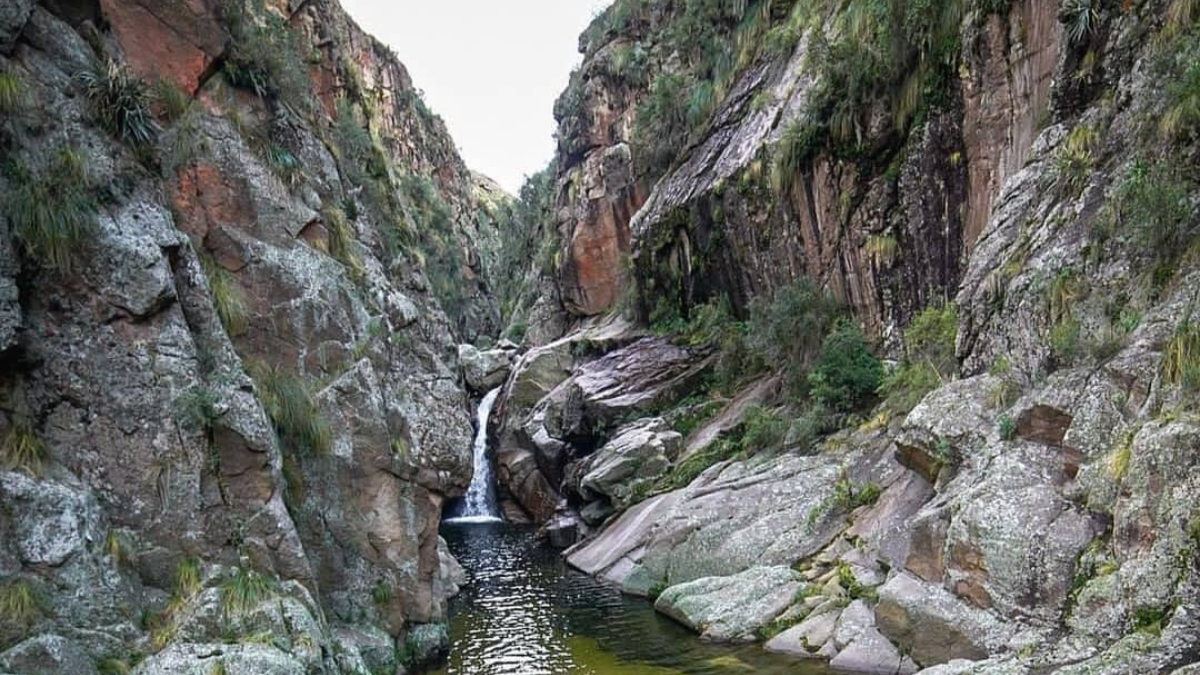 Escapada a una desconocida y encantadora cascada en Córdoba, rodeada de paisajes maravillosos