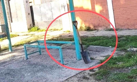 Una pala estuvo dos días en una parada de colectivos, nadie se la robó y la foto se hizo viral. Una pala estuvo dos días en una parada de colectivos, nadie se la robó y la foto se hizo viral.