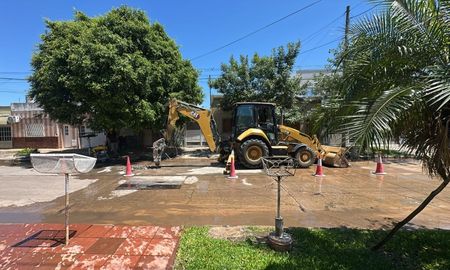 Tras el móvil de AIRE, Assa se hizo presente en barrio Los Hornos para arreglar la importante pérdida de agua sobre calle San Lorenzo. Tras el móvil de AIRE, Assa se hizo presente en barrio Los Hornos para arreglar la importante pérdida de agua sobre calle San Lorenzo.