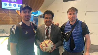 La pelota del último gol de Lionel Messi en la final del Mundial de Qatar 2022 se la trajeron dos argentinos