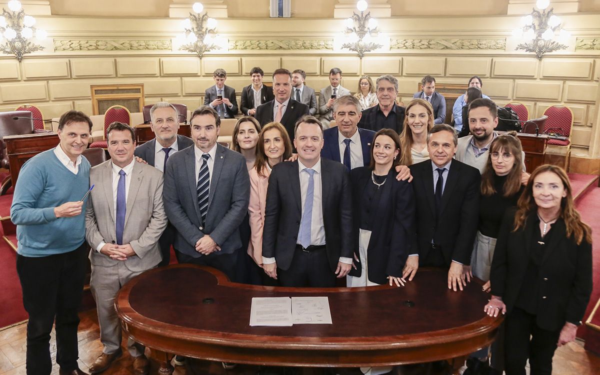La Comisión Redactora de la Convención del 25 fue la encargada de ordenar el nuevo texto de la Constitución de Santa Fe. La Comisión Redactora de la Convención del 25 fue la encargada de ordenar el nuevo texto de la Constitución de Santa Fe.