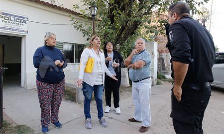 Los vecinos de La Guardia esperando ser recibidos por las autoridades Los vecinos de La Guardia esperando ser recibidos por las autoridades