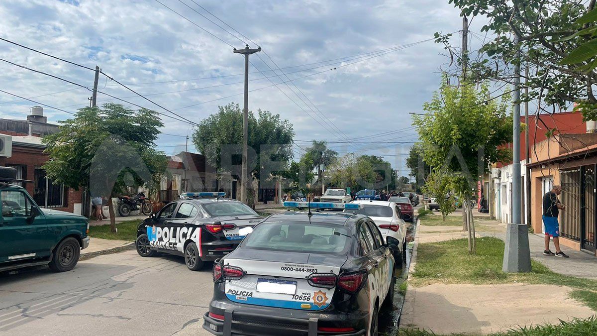 Este lunes, según relató el periodista Ezequiel Zárate en el móvil de AIRE, los vecinos relataron que escucharon, al menos, seis disparos de arma de fuego. Este lunes, según relató el periodista Ezequiel Zárate en el móvil de AIRE, los vecinos relataron que escucharon, al menos, seis disparos de arma de fuego.