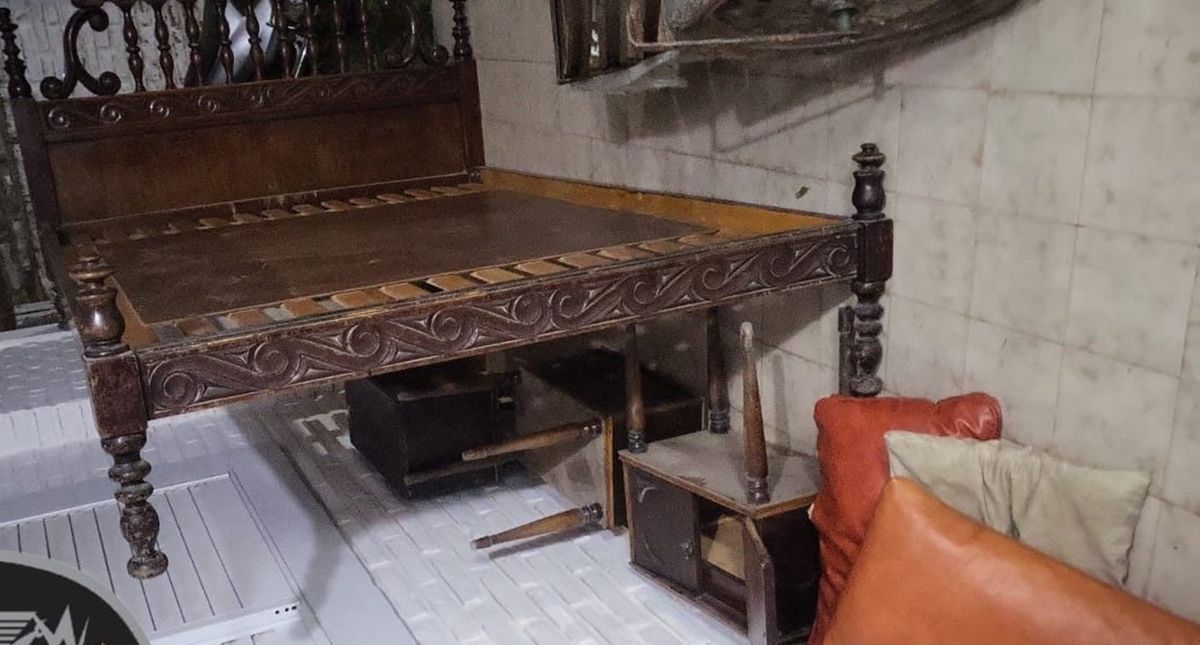 La cama y las mesas de luz fueron llevadas hasta la Comisaría 23. 