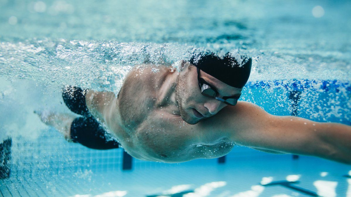 La práctica de la natación aporta múltiples beneficios al cuerpo como la mejora del sistema cardiorrespiratorio o reducir los niveles de estrés.