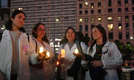 Asociación de Profesionales y Técnicos del Hospital llevarán a cabo este miércoles otra manifestación en contra del ajuste del Gobierno Nacional. Asociación de Profesionales y Técnicos del Hospital llevarán a cabo este miércoles otra manifestación en contra del ajuste del Gobierno Nacional.