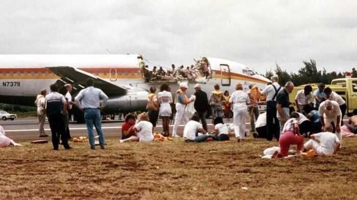 El aterrizaje de emergencia se produjo a las 13.58 (hora local). El capitán utilizó el inversor de empuje del motor N° 2 (el derecho) y los frenos para detener el B737. Inmediatamente, se desplegaron los toboganes de emergencia y comenzaron las tareas de evacuación, de las que participaron todos los miembros de la tripulación.