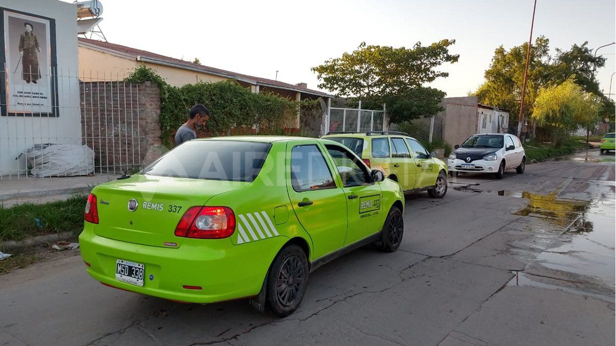 Amenazaron a un remisero con un arma blanca por la ventanilla del auto y le robaron